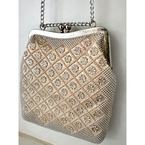 No Brand Handbags - Vintage 1940s Beaded Purse with Kiss Lock Closure